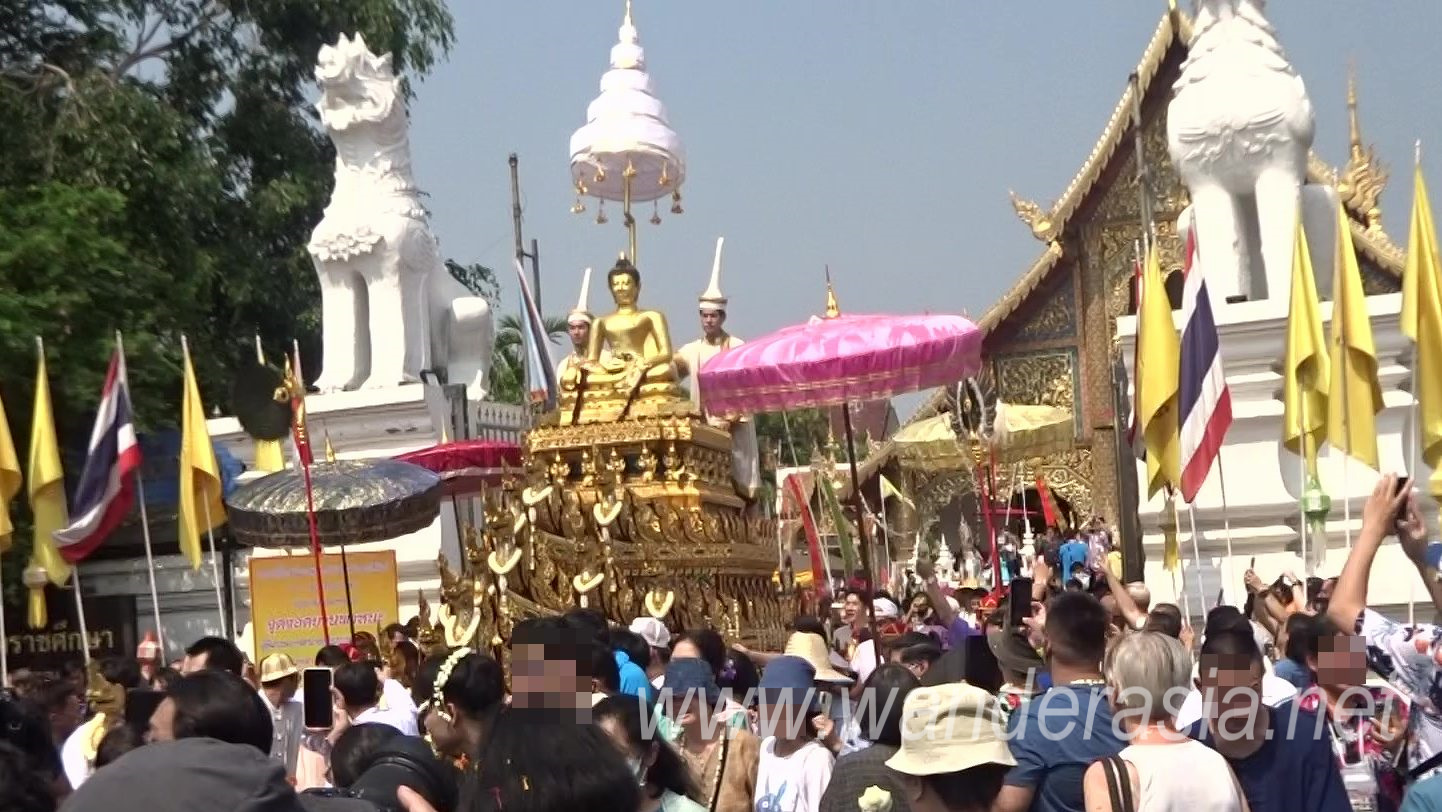 SihingBuddha at temple gate